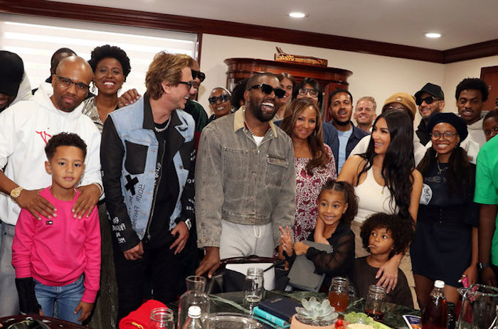 Alors que son album Jesus Is king a été une fois fois reporté, Kanye West s'apprête à sortir le documentaire Jesus Is King : A Kanye West Experience, le 25 octobre dans les cinémas Imax