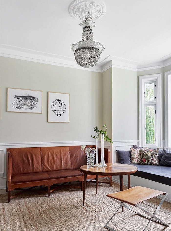 table basse bois, canapé marron cuir, couleur mur gris clair, lustre elegant, tapis jonc de mer, deco minimaliste