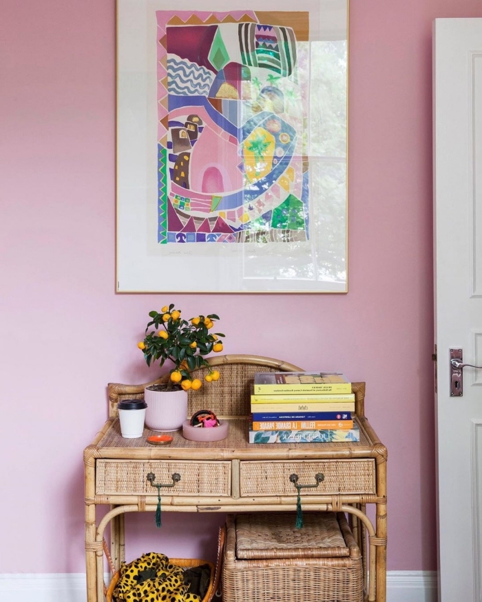 idée peinture chambre, comment décorer une chambre femme aux murs rose avec meubles en bois et fibre végétale