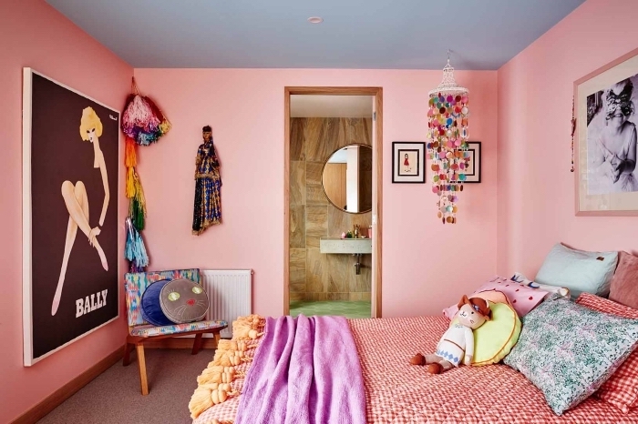exemple de chambre rose poudré au plafond gris clair avec meubles bois et accessoires multicolores, idée déco chambre fille