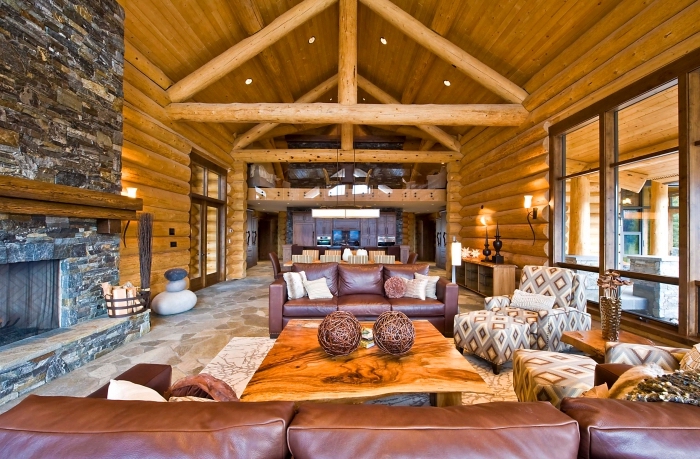 salon de style rustique aux murs et plafond en bois avec sol pierres, idée décoration intérieure dans un salon bois avec meubles cuir