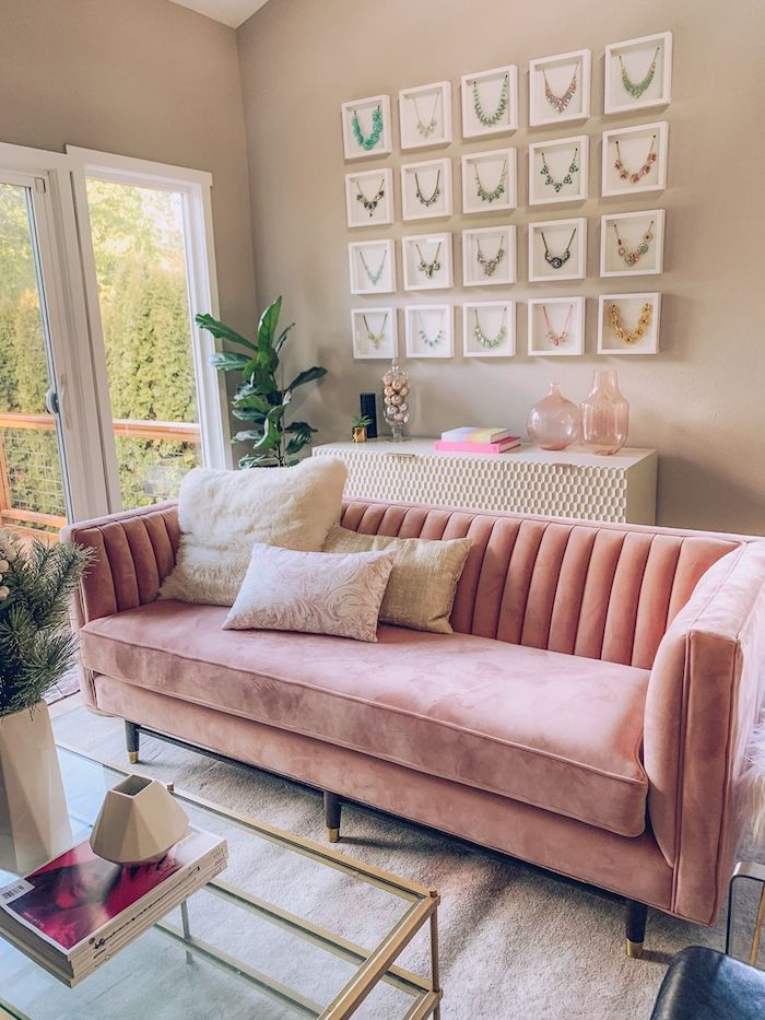 murs couleur taupe clair pour amenager un salon feminine avec canapé rose poudré velours, tapis gris, accents vert et rose