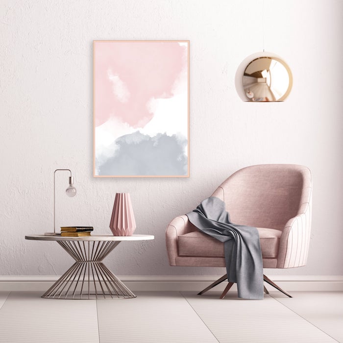 deco salon blanc et rose, schéma de couleurs en murs blancs, fauteuil rose, table basse blanche, mur décoré de tableau peinture gris, rose et blanc, suspension originale