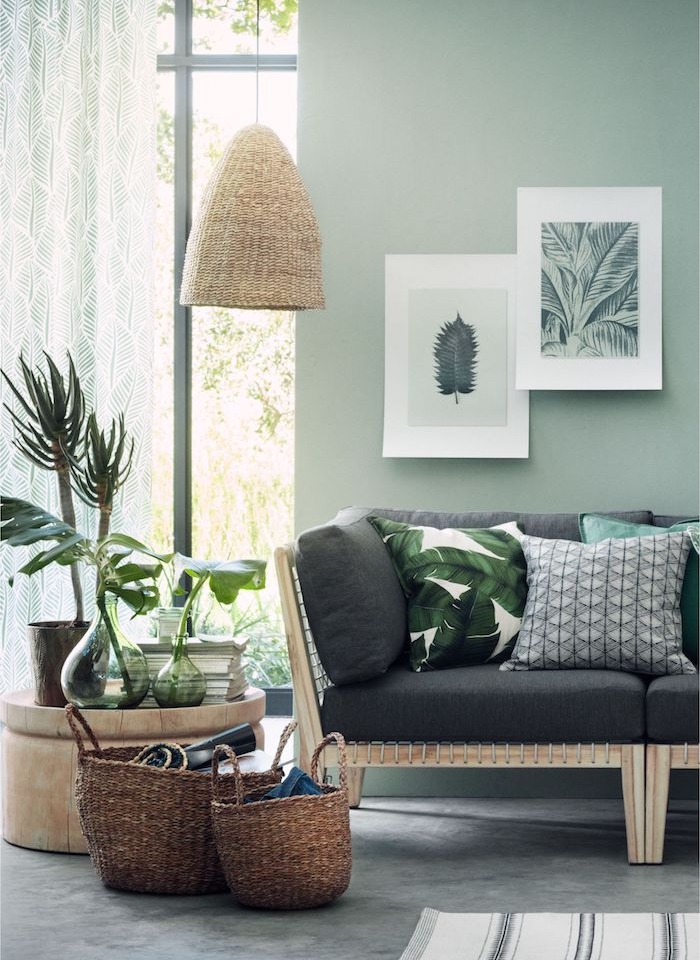 deco salon vert de gris et gris, idee deco salon zen, canapé bois avec coussin d assise grise, sol gris effet beton, deco jungle maison