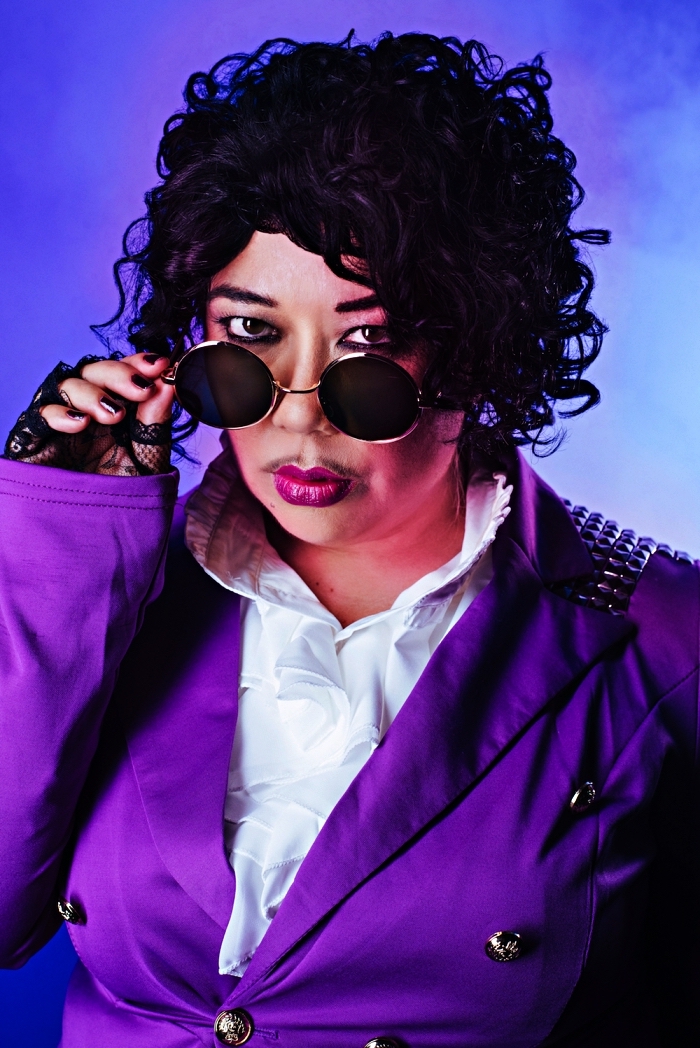 idée de deguisement disco homme pour recréer le look de prince dans pluie pourpre, déguisement de prince avec perruque bouclée, chemise à froufrous et une veste violette