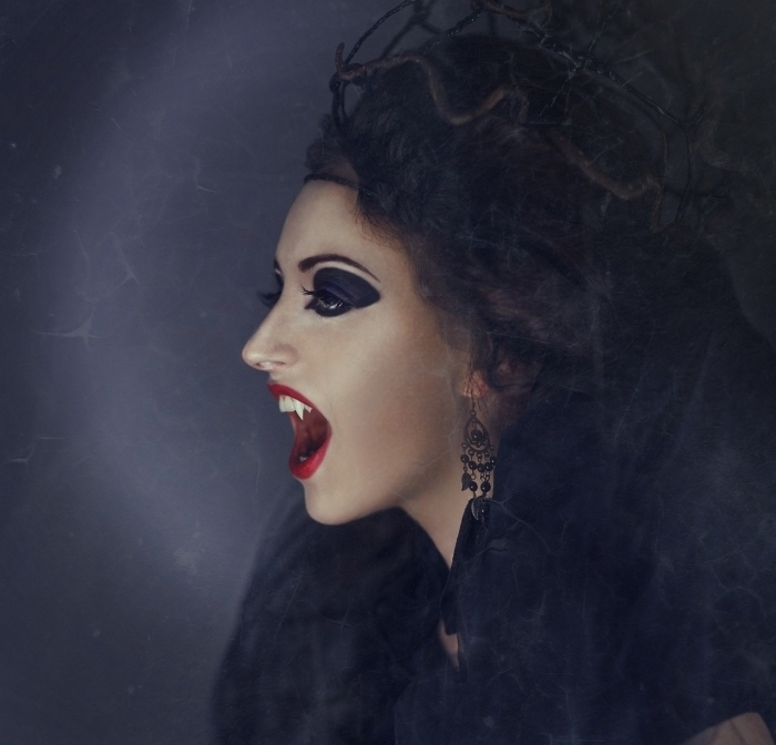 deguisement-halloween-adulte-accessoire-cheveux-voile-boucles-d-oreilles-pendentes-noires-maquillage-rouge-à-lèvre-mat exemple comment se déguiser en femme vampire pour Halloween, idée maquillage vampire femme de dernière minute