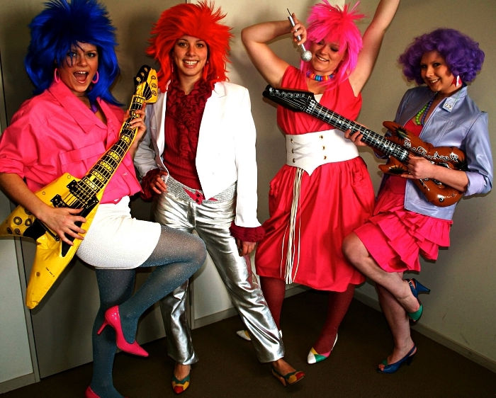deguisement rocke assorti pour femmes, look de rockeuse des années 80 avec perruque colorée 