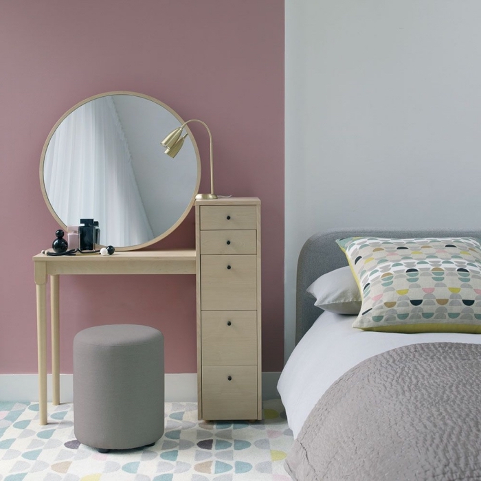 idée déco chambre adulte en couleurs neutres avec pan de murs en rose poudré, design contemporain dans une chambre à coucher