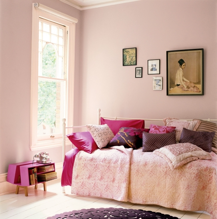 décoration chambre rose poudré aux murs rose avec plafond et sol en blanc, lit cocooning avec coussins de nuances rose et violet