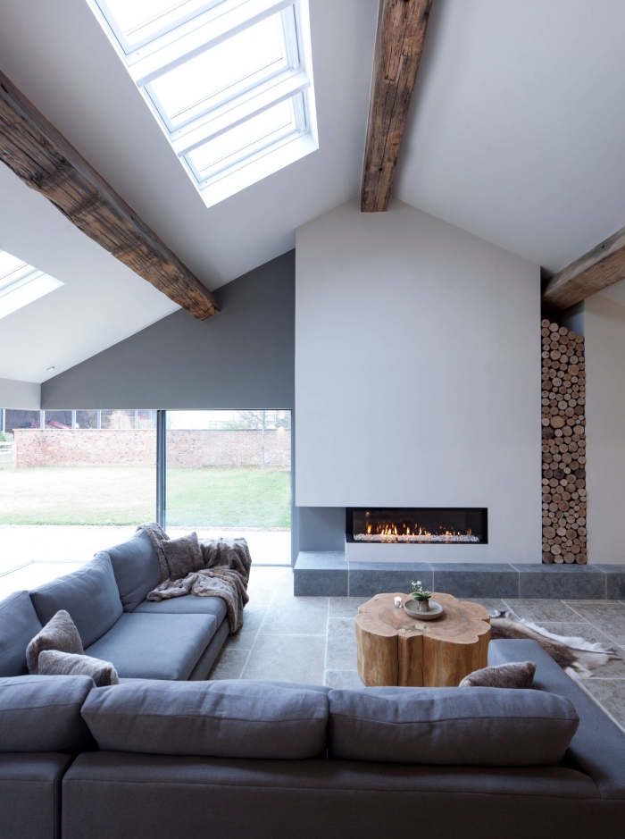 exemple de salon de style contemporain avec plafond à deux pentes, design minimaliste dans une pièce blanc et gris avec accents bois
