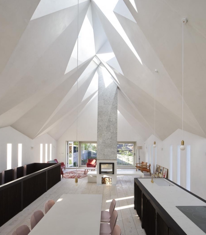 aménagement pièce moderne à toit cathédrale design futuriste, comment décorer un salon contemporain ouvert vers salle à manger et cuisine