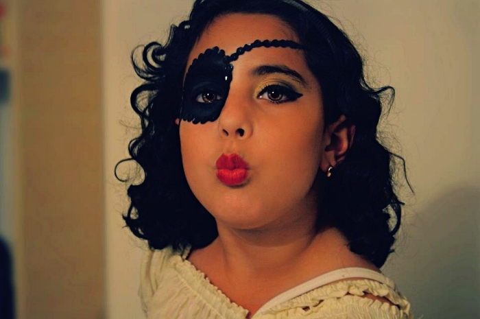 maquillage pirate fille complété par un cache-oeil de pirate noir, déguisement de pirate facile pour fille