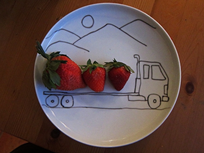 assiette personnalisée au feutre pour porcelaine, dessiner sur des assiettes en porcelaine, dessin camion et montagne sur une assiette blanche