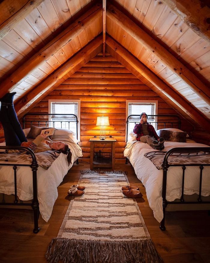 Chalet interieur en bois, deux lits dans la chambre à coucher sous comble, déco salon cocooning, chambre chalet magnifique