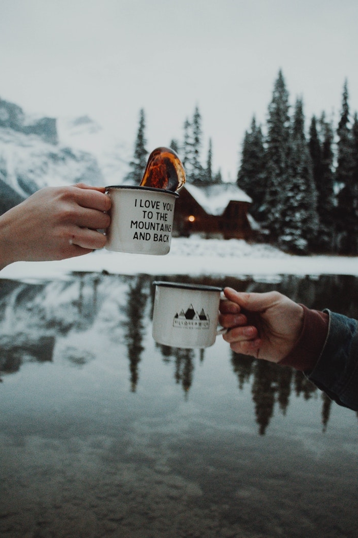 fond d écran montagne avec deux tasses de café personnalisées et fond d un chalet de montagne entouré de sapins et lac aux eaux cristalines