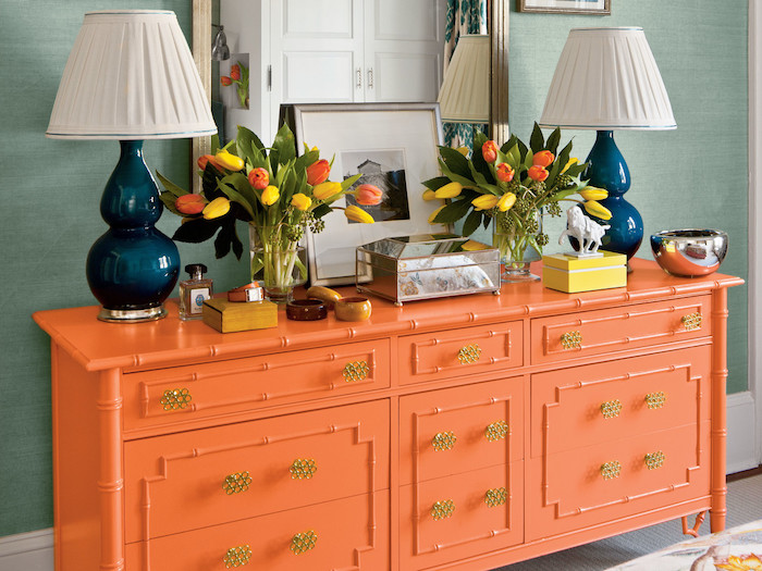Orange meuble rangement, ceruser un meuble, customiser un meuble, idée pour relooking de meubles, lampes bleues