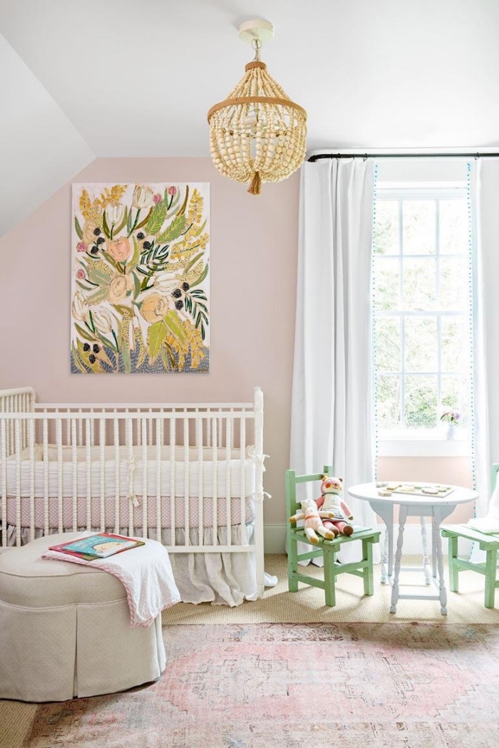 design chambre enfant en rose et blanc avec accents verts, pièce aux murs de couleur rose poudré avec plafond blanc