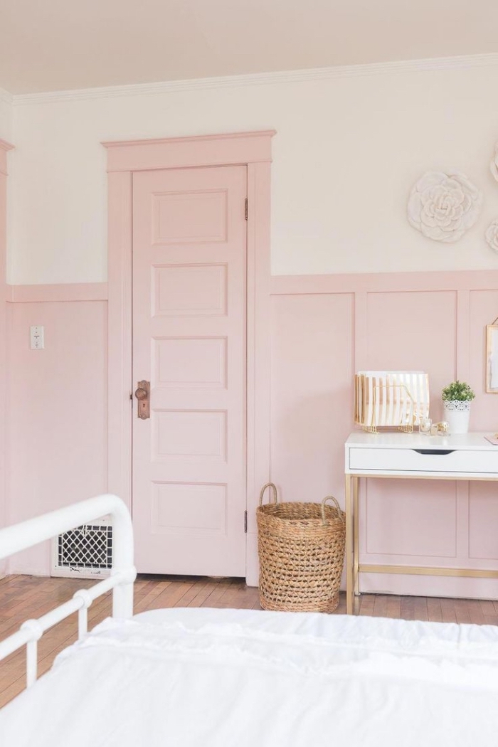 comment aménager une chambre fille aux murs deux couleurs, idée peinture rose pale et blanc, exemple chambre ado fille avec accents or