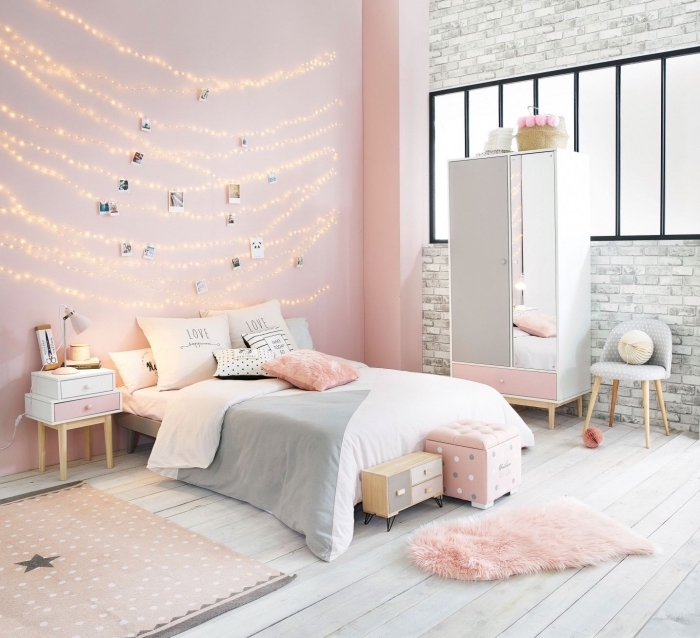 comment décorer une chambre ado avec diy déco murale en photos et guirlandes lumineuse, chambre gris et blanc avec rose
