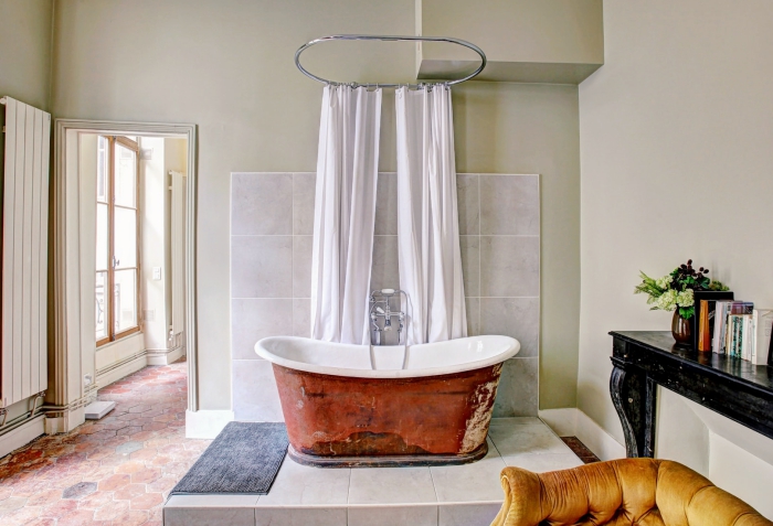 comment décorer une salle de bain avec baignoire, modèle de tapis antidérapant pour salle de bain en gris foncé