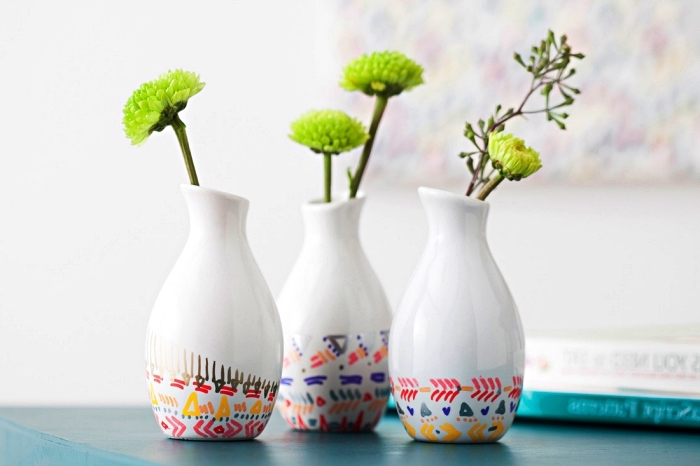 vases en céramique à bases décorés de motifs ethniques colorés réalisés à la peinture porcelaine