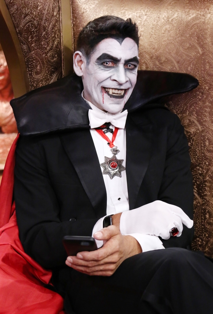 comment se déguiser pour Halloween homme, idée maquillage vampire homme, makeup avec peinture visage blanche