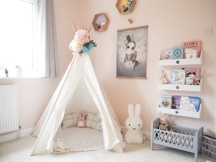 décoration chambre enfant avec tipi DIY et meubles bois blanc, idée peinture rose pale pour chambre petite fille