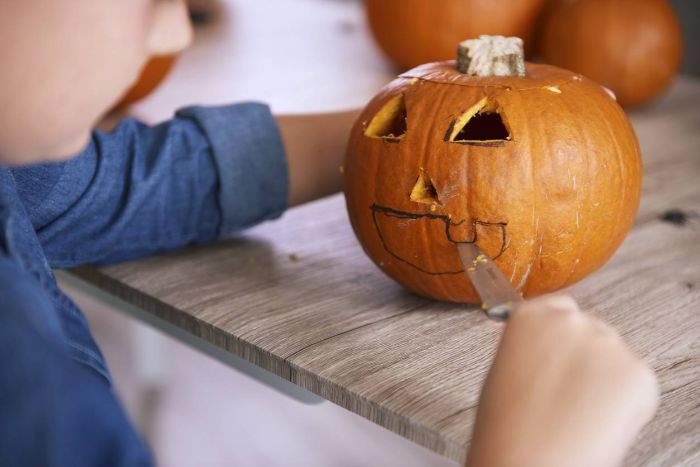 citrouille de halloween, comment couper le citrouille pour halloween, decoration originale a faire vous memes