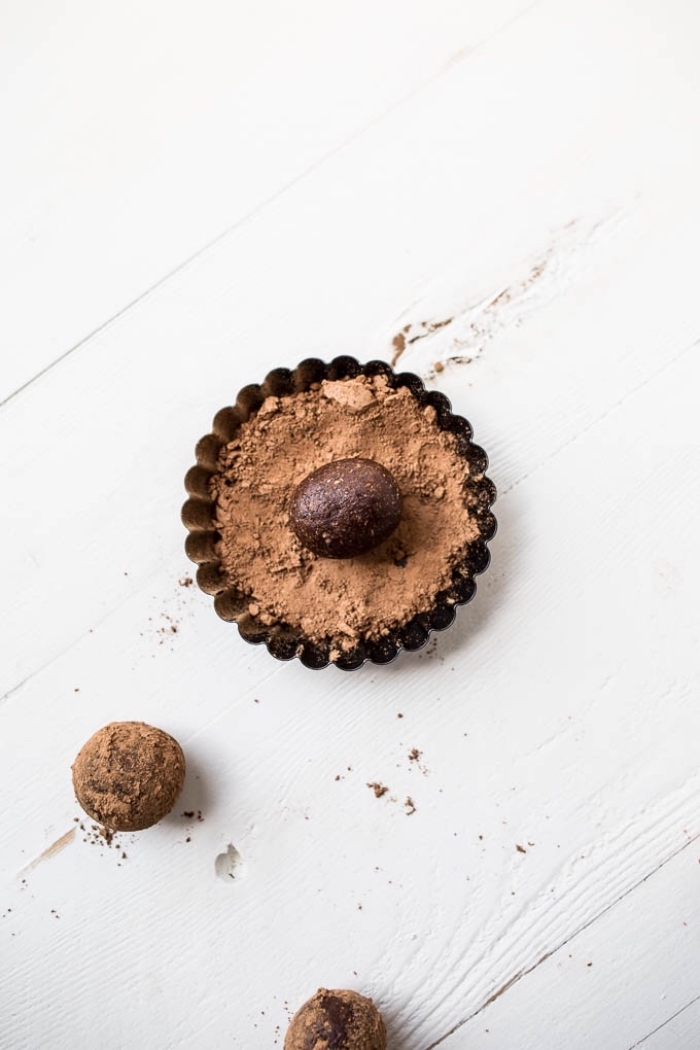 enrouler les balles dans cacao pour creer un topping pour des balles cétogènes, recette minceur originale