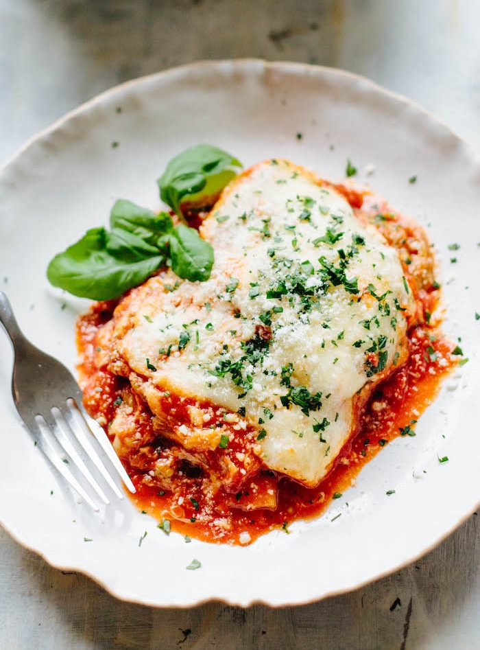 idée repas simple de tous les jours, lasagne aubergine à la sauce tomate et parmesan, garnie de basilic