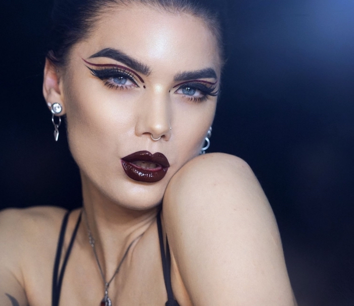 idée maquillage halloween facile pour femme, visage femme vampire aux lèvres foncés avec eyeliner noir et bordeaux
