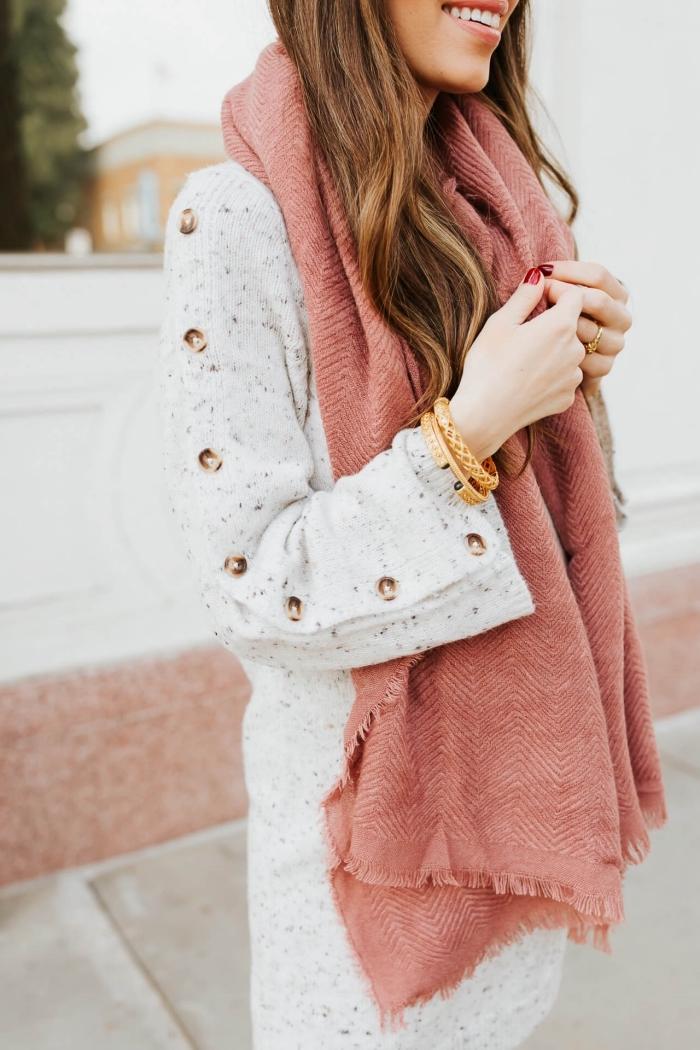accessoires mode femme automne hiver 2019 2020, modèle d'écharpe longue couleur corail, idée vetement de grossesse
