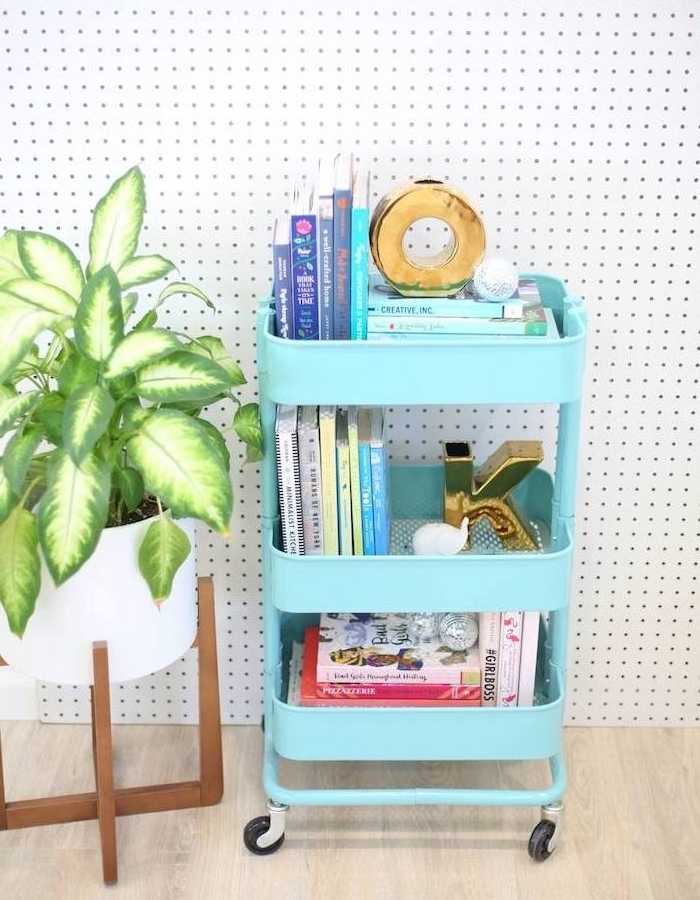 idee deco table d appoint diy recup, ikea desserte bleue avec livres et petites accessoires decoratifs, plante verte en pot blanc