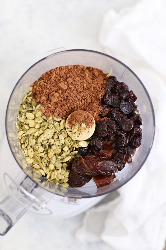 regime keto recette facile de collation saine, boules aux graines de potiron, cacao, dattes et cerises séchées