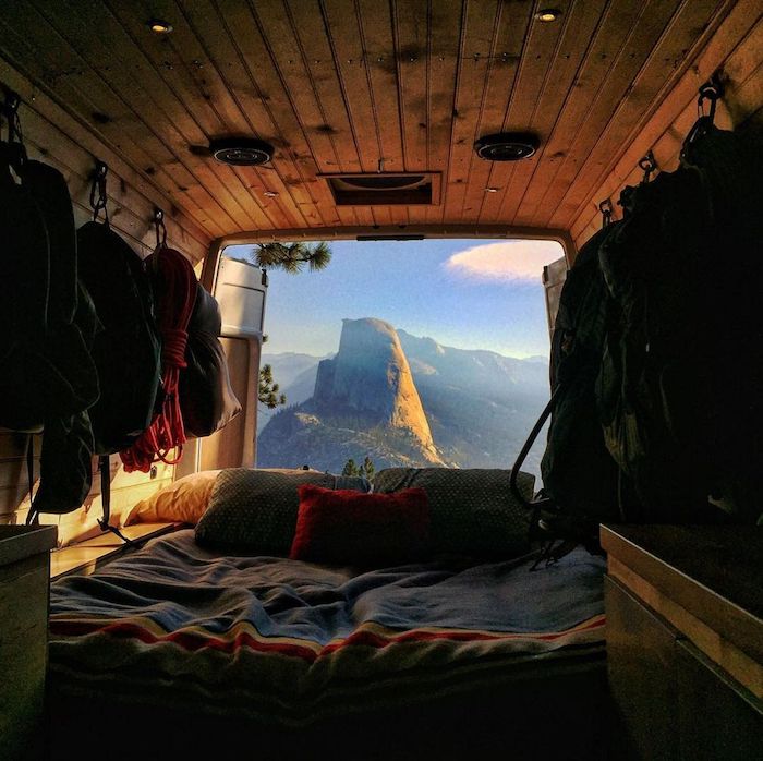 Bois deco caravane avec magnifique vue de la montagne, bois salon cosy deco rustique, lit sur le sol