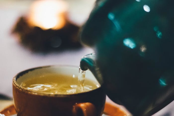 bouilloire et tasse à thé rempli d'eau, se faire une bonne tasse de thé en hiver, image cocooning pour fond écran