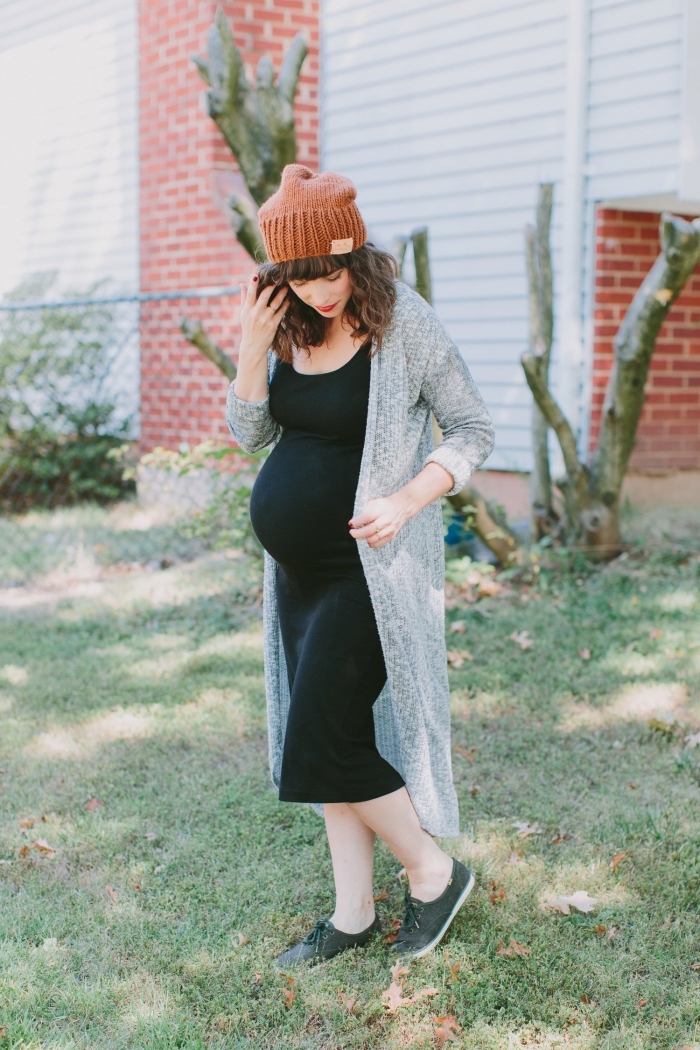 modèle de robe longue femme enceinte couleur noire, look femme enceinte en robe noire avec gilet long gris clair