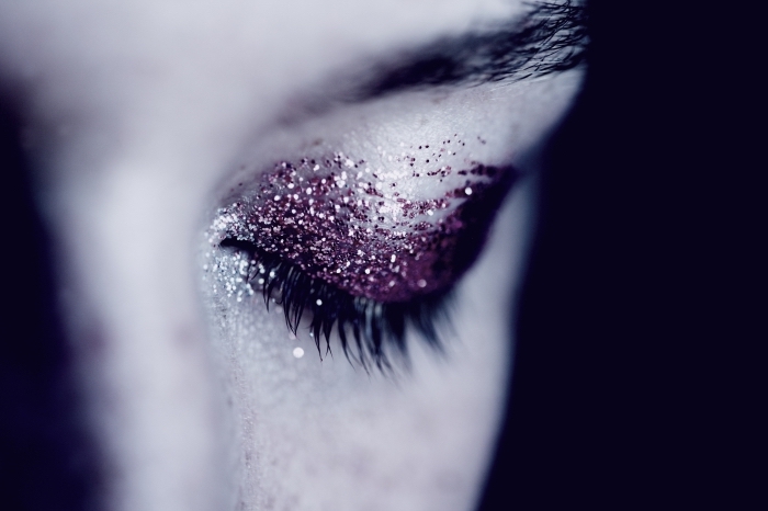 glitter-fards-à-paupières-paillettes-maquillage-halloween-facile-faire-maison-déguisement-femme-halloween-vampire tuto maquillage halloween facile avec fond de teint blanc et fards pailletées en violet, maquillage vampire visage facile
