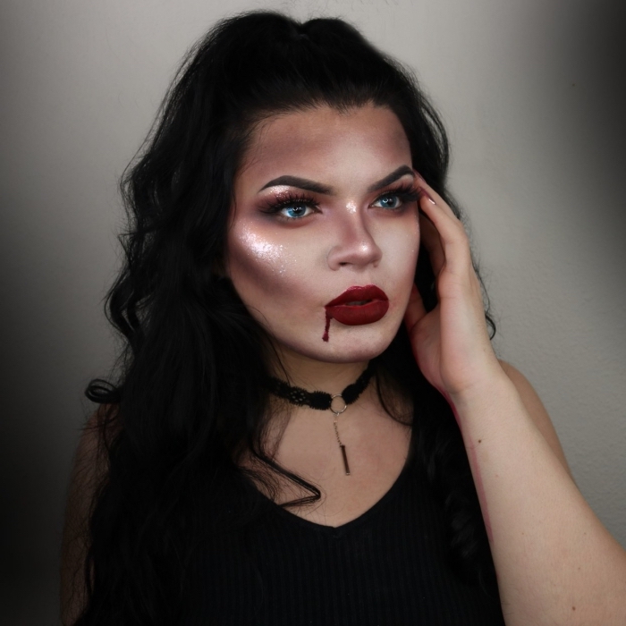 exemple de maquillage vampire femme en fond de teint pâle avec contouring visage à poudre bronzante et enlumineur