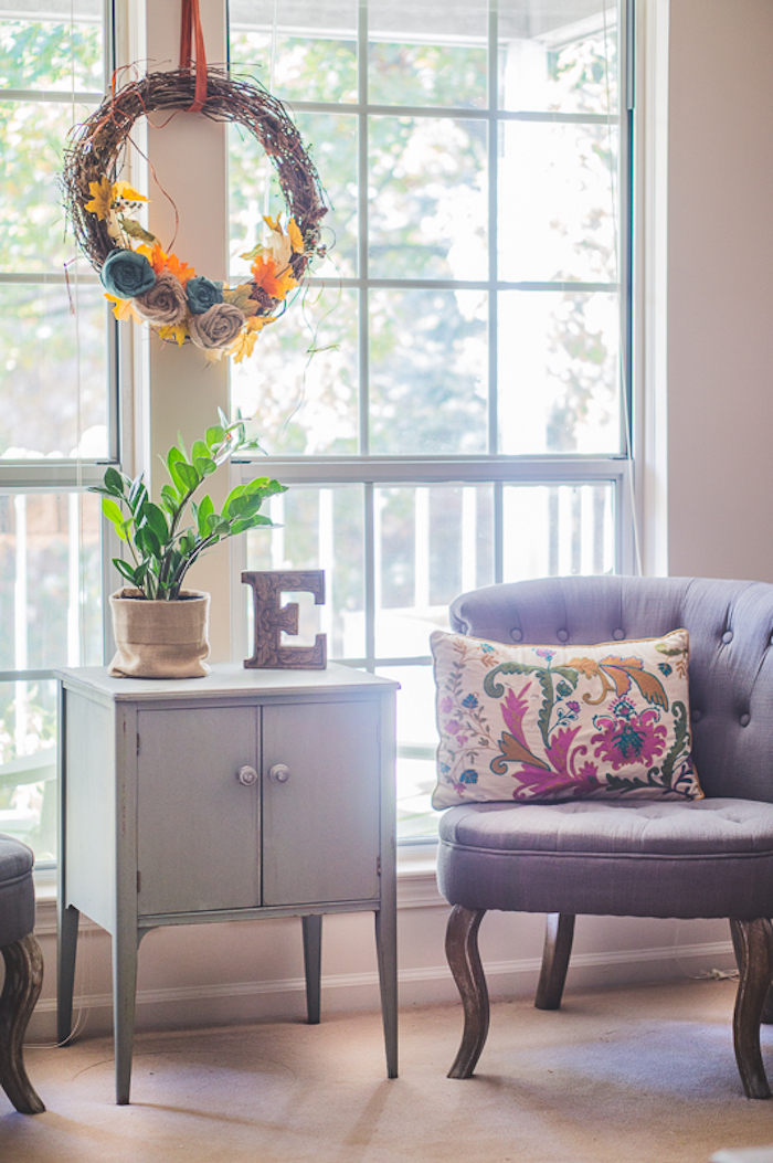 Salon joliment décoré, un placard bas petit peinte en gris avec plante verte en haut, déco salon simple et cozy, relooking meuble avant après, comment repeindre un meuble sans le poncer