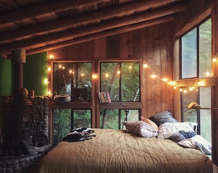 Guirlande lumineuse décoration chambre à coucher, lit petit chalet en bois, decoration montagne, déco chambre cocooning