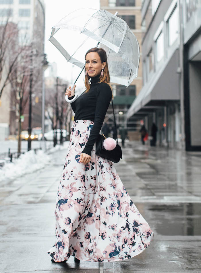 Femme sur la rue avec parapluie, idée tenue robe longue chic, ensemble robe et pull noire étroite
