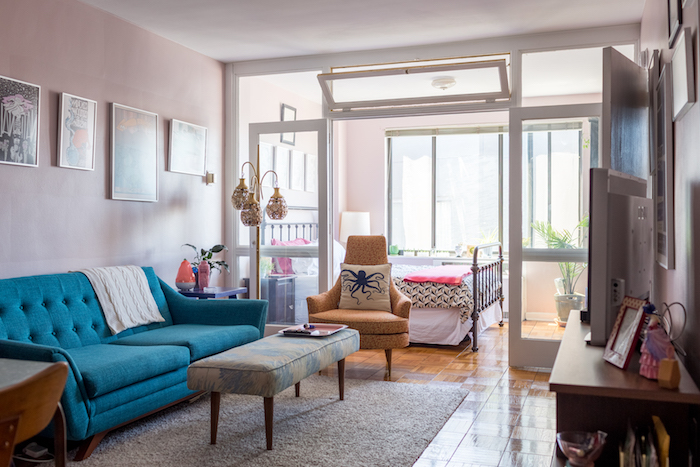 couleur mur rose clair, canapé bleu canard sur tapis gris, idee deco studio 20m2 avec verriere interieur