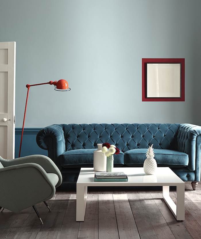 couleur bleu de gris pour creer profondeur dans salon, idée peinture salon originale, canapé bleu pétrole, fauteuil gris, parquet bois brut, table basse blanche