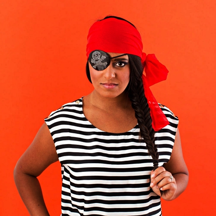 déguisement pirate femme à faire soi-même, costume de pirate facile composé d'un t-shirt rayé, d'un cache-oeil-et d'un foulard rouge