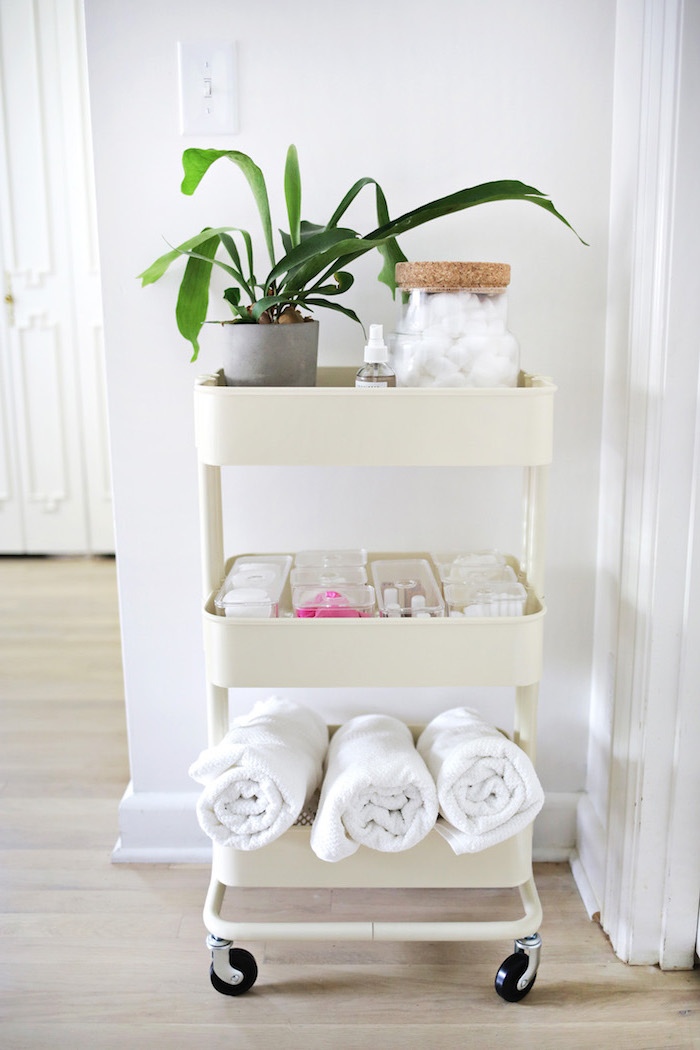 desserte salle de bain ikea de couleur blanche, rangement serviettes, maquillage, plante salle de bain verte