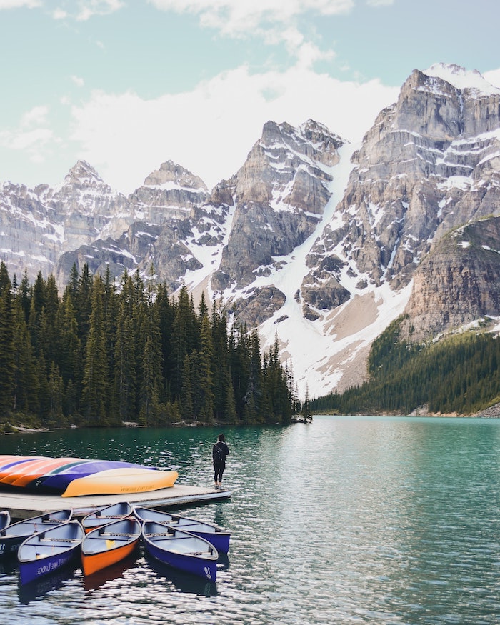 image de lac et foret de sapins avec des montagnes enneigées sur le fond, magnifique fond d écran montagne