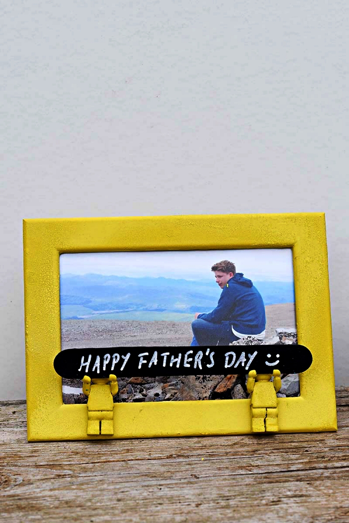 idée de cadeau personnalisé pour la fête des mères, cadre photo peint en jaune et décoré avec des figurines lego