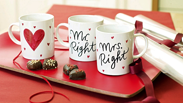 travaux manuels à réaliser soi-même pour la saint-valentin, décorer des mugs au feutre porcelaine 