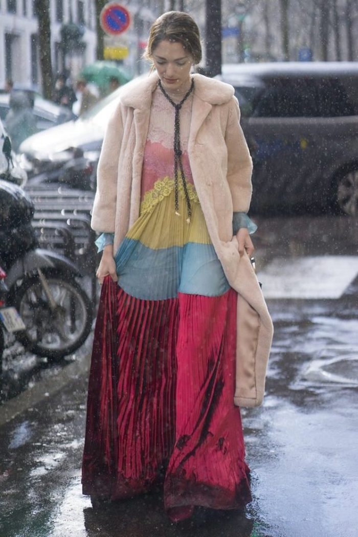 Longue manteau fausse fourrure rose, la mode hiver 2020 femme, inspiration tenue chic femme, longue robe trois couleurs jupe plissée